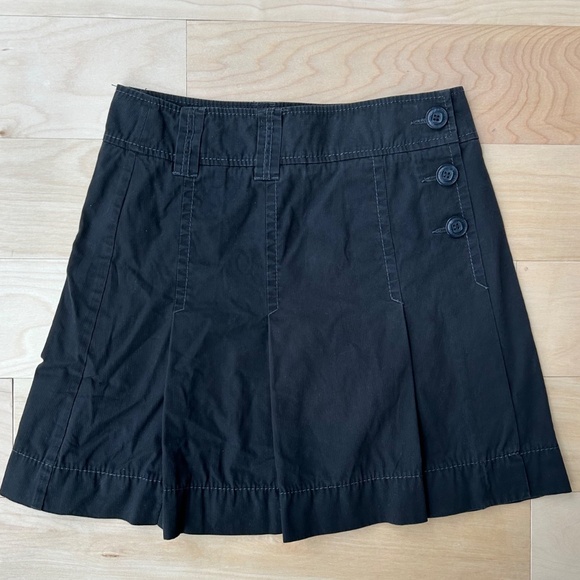 PLEATED BLACK SKIRT W/ BUTTONS - Picture 4 of 6